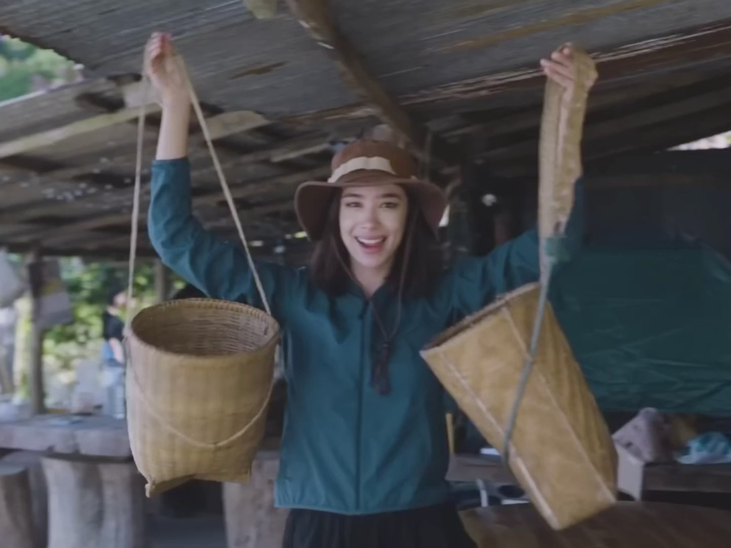 Producteur de café récoltant manuellementn les cerises de café en Thaïlande` | Met en avant l'aspect humain, artisanal et éthique. |